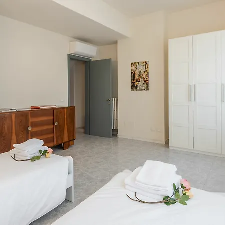 Ognissanti 3 Bedrooms דירה *